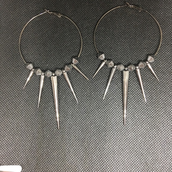 🐾 NWT Large Spiked and Studded Earrings - Picture 4 of 7